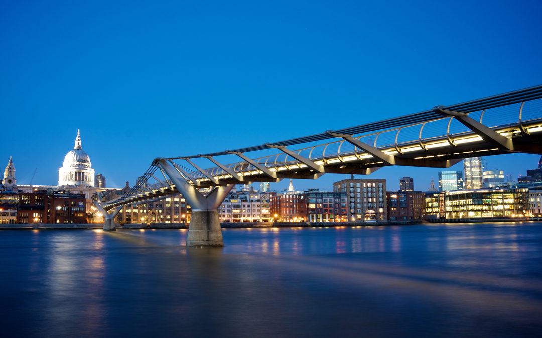 Millennium Brücke in London mit St Pauls Cathedral im Hintergrund