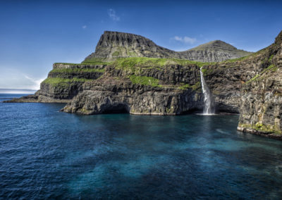 Der Ort Gásadalur mit Blick auf den Wasserfall Múlafossur