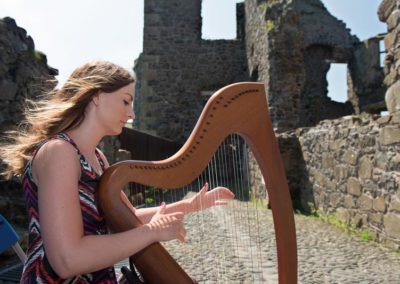 Harfenspielerin am Dunluce Castle