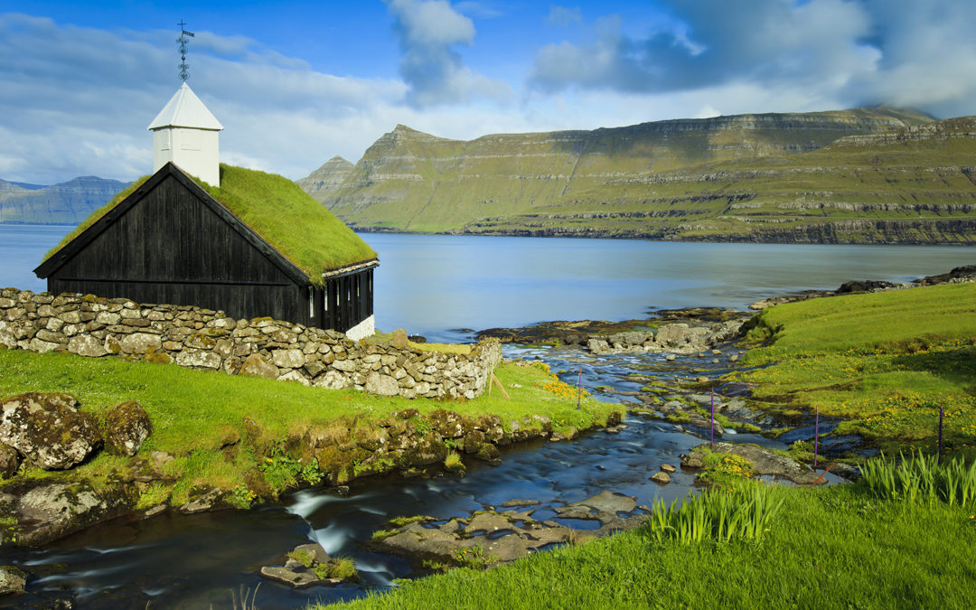 Eine kleine Kirche mit Grasdach am Funningsfjordur