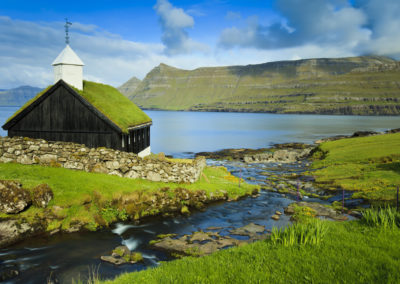 Eine kleine Kirche mit Grasdach am Funningsfjordur