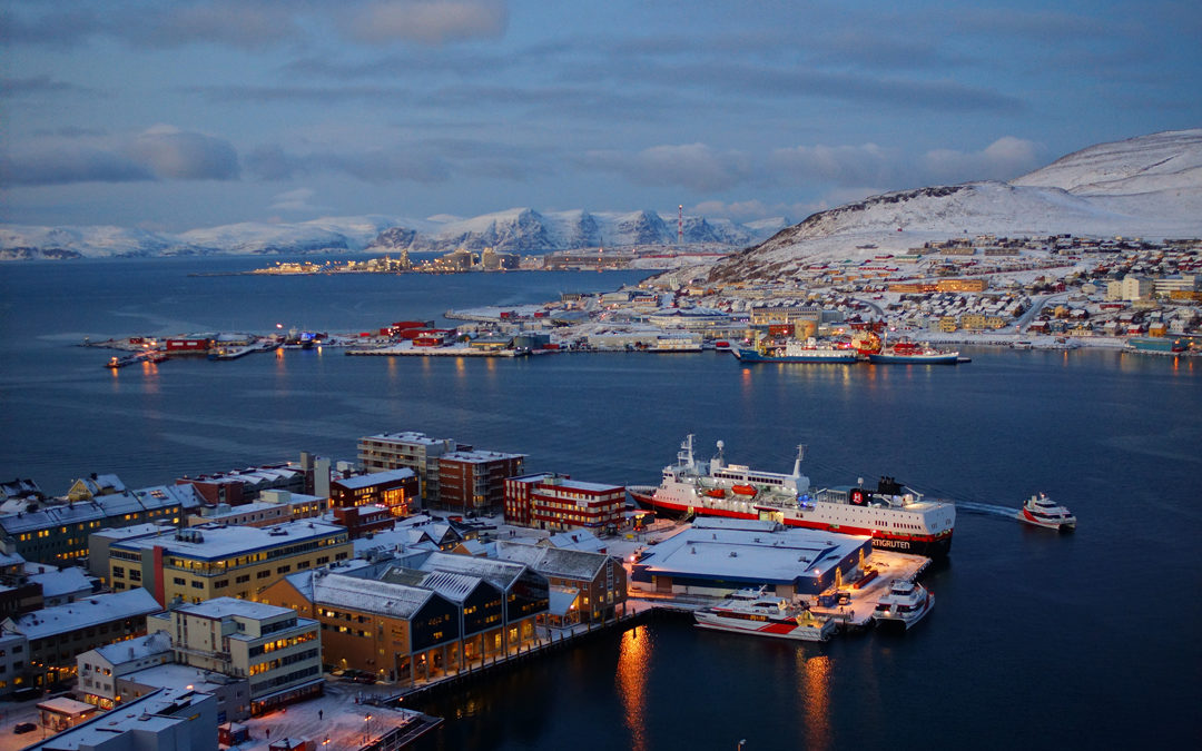 Hurtigruten Schiff im Hafen von Kirkenes