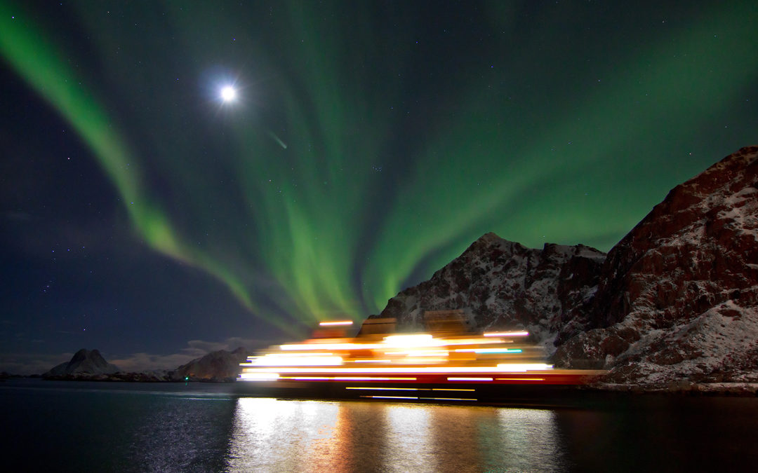 Polarlichter über dem Hurtigruten Schiff