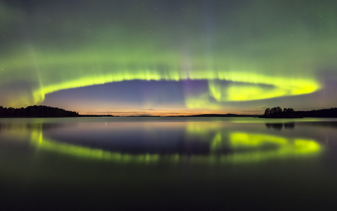 Polarlichter am Nachthimmel über Finnland