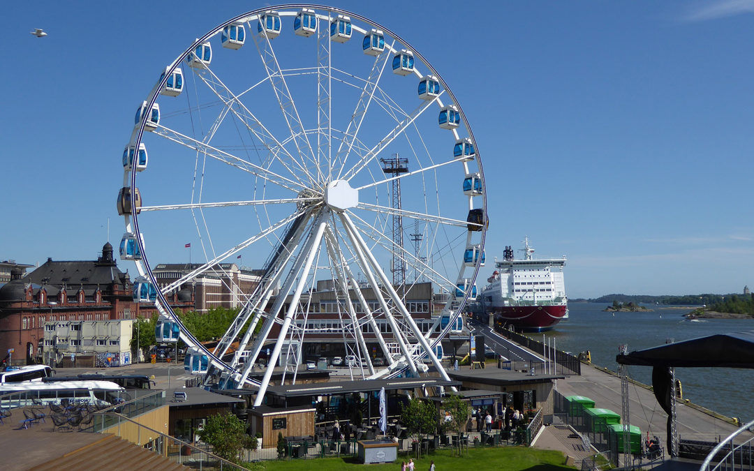 Sky Wheel am Hafen von Helsinki