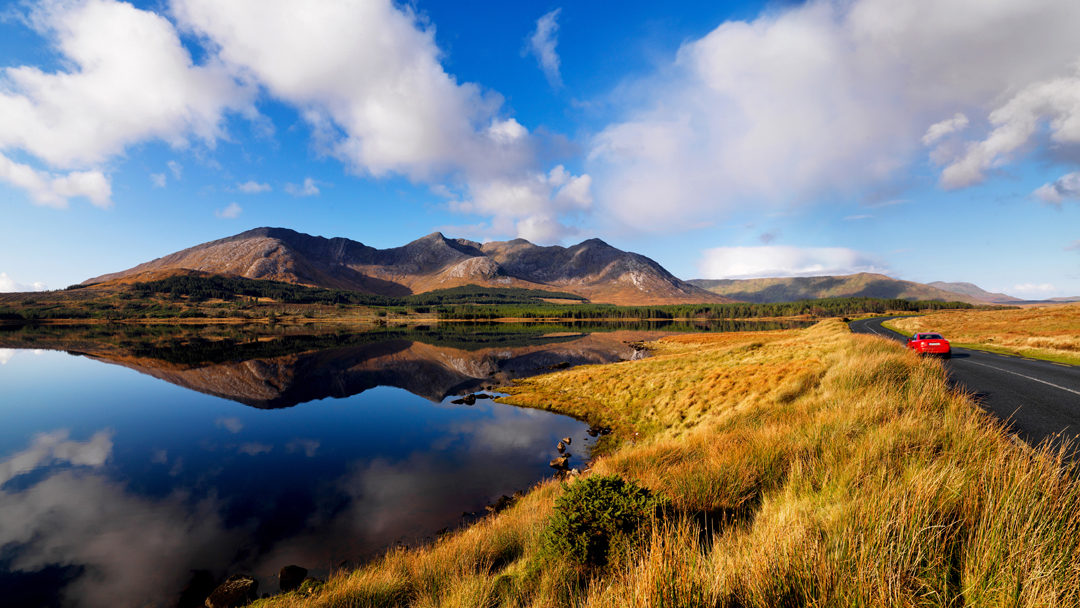 Lough Inagh in Connemara Nationalpark im County Galway, Irland