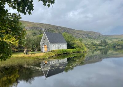 Kirche an einem See
